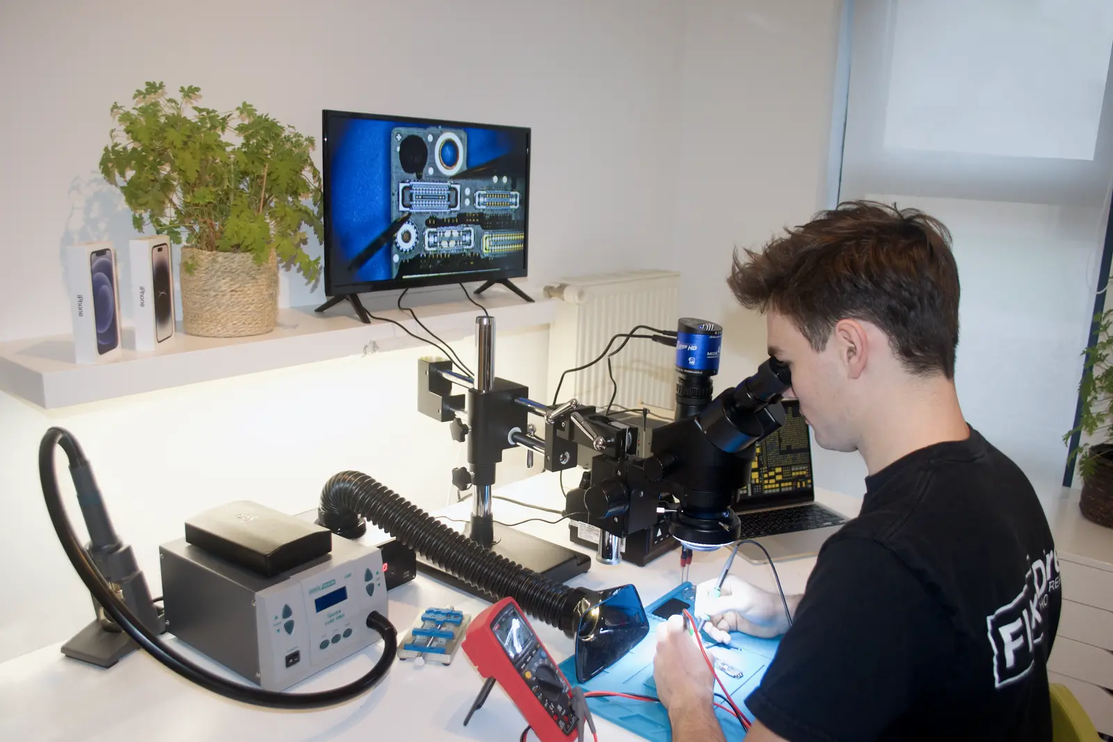 Microsoldeerwerk onder de microscoop bij FlexxDirect